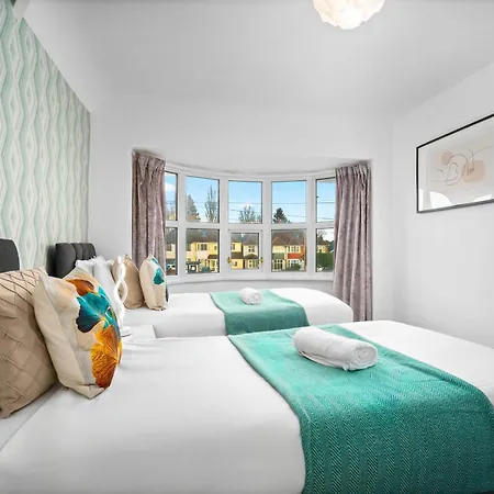 Luxury Four Bed House - Parking - Garden - Netflix 802w Holiday home