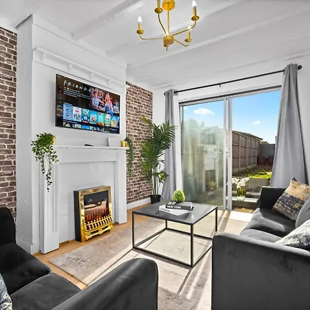 Luxury Four Bed House - Parking - Garden - Netflix 802w Holiday home Birmingham