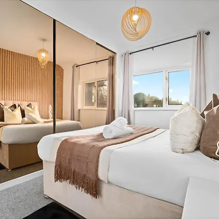 Luxury Four Bed House - Parking - Garden - Netflix 802w Holiday home