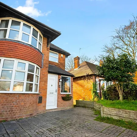 Luxury Four Bed House - Parking - Garden - Netflix 802w Holiday home