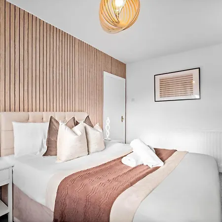 Holiday home Luxury Four Bed House - Parking - Garden - Netflix 802w