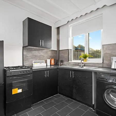 Luxury Four Bed House - Parking - Garden - Netflix 802w