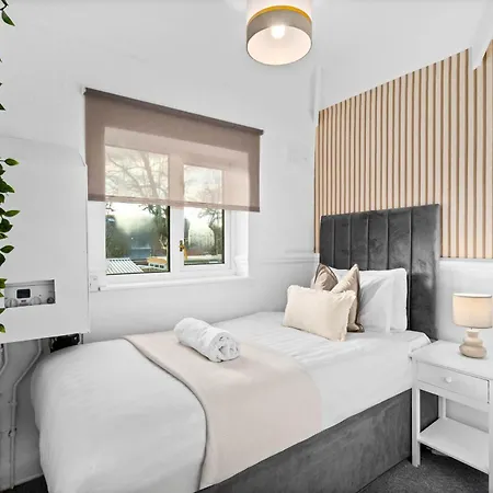 Luxury Four Bed House - Parking - Garden - Netflix 802w Holiday home *
