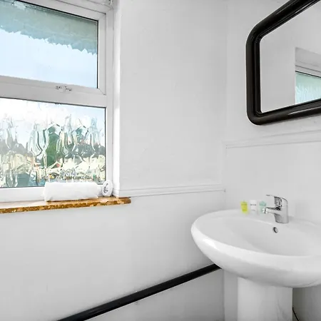 Holiday home Luxury Four Bed House - Parking - Garden - Netflix 802w